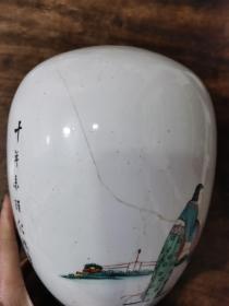 民国红楼梦人物粉彩冬瓜罐，1200元，绘有贾宝玉和林黛玉等人，诗题：十年未醒红楼梦，续结三生石上缘。仿六如人之意，书于珠山客次，江西胡子林作。此罐对于研究红学是一件很好的标本。品相如图，有冲线，保真包老。