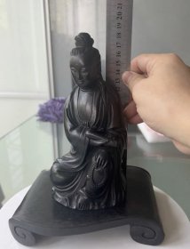 旧藏黑檀木实木持卷观音，也称持经观音。小年份有包浆，雕工精湛，开脸慈祥，木体有丝丝老裂（老木干裂正常）佛像高度18.5厘米，宽度9厘米，重550克，连底座930克，可做书案摆设之用，换藏低价亏本出让，连底座一口价500元包邮。喜欢可以拍走。不再议价
