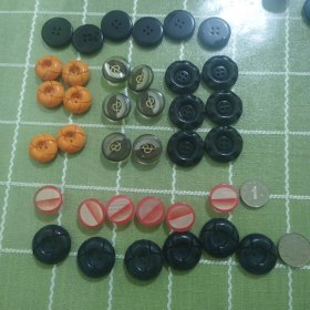 钮扣，塑料36个，特大，中2种，三色