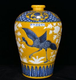 明宣德年黄釉青花花鸟纹梅瓶31*21厘米