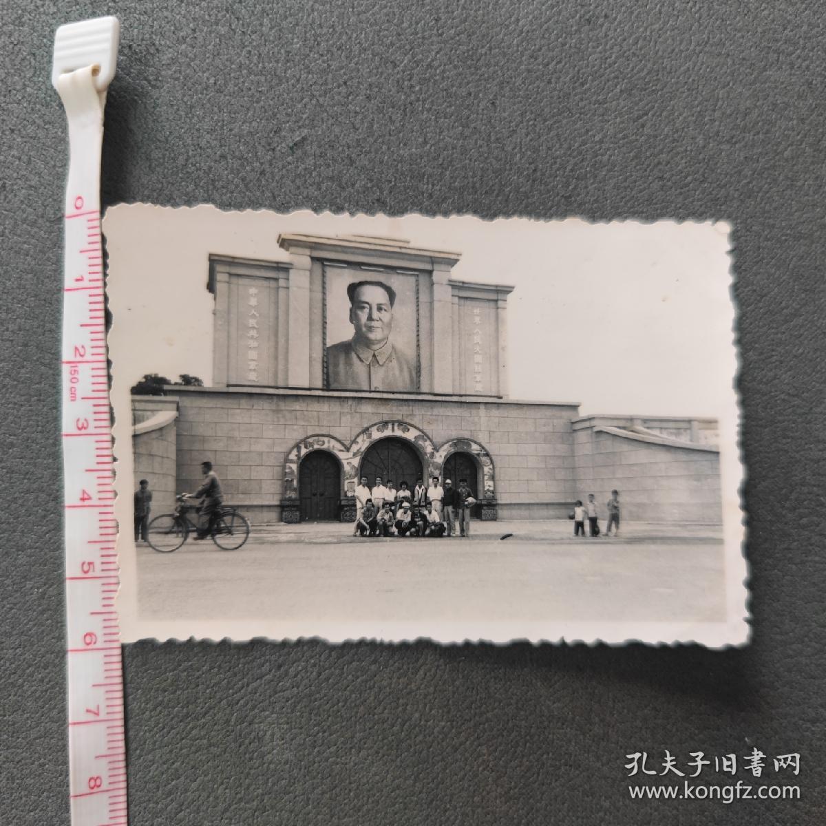 毛主席纪念标语清晰可见留影老照片