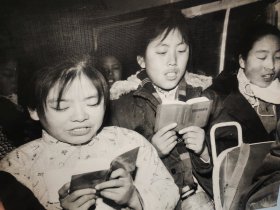 建国早期徐州徐州第二中学老照片徐州二中学生读毛主席著作(时代特征明显)