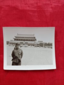 黑白照片:男军人北京天安门前留影