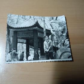 老照片–重庆南温泉亭子旁边的青年（摄于1982年）