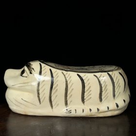 宋磁州窑彩绘婴戏虎形枕，高10直径25cm