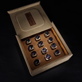 珍品旧藏收罕见极品七彩钻石戒指一盒 品相保存完好 工艺精湛 盒子长18.公分 高8公分 戒指单个重18克