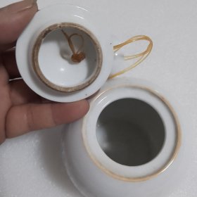 手绘图案的景德镇瓷壶（有使有过的痕迹，壶盖内边稍有旧瑕疵如图）