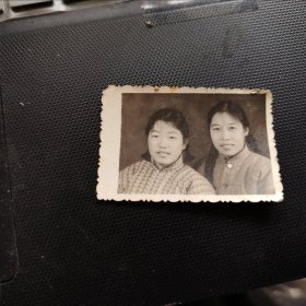 1张70年代黑白老照片：青年女性合照