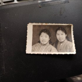 1张70年代黑白老照片：青年女性合照