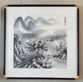 水墨山水画，纯水墨山水画，桂林市美协文靖老师的亲笔纯手绘作品，假一赔万，都是本人精心收藏的，支持第三方鉴定，笔法苍劲有力，浓淡干湿焦，行云流水，皴法点染。画心尺寸为50×50公分，装68×68的框，家里客厅，卧室，玄关，书房，茶室，玄关都可悬挂，闭眼入，真的特别好看。宣纸软片已经托底了，回家可以直接装框了。不带框，放在框里让大家看看效果，不带框的价格哦。