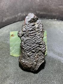 放福利，精美新疆红黑双色泥石原石把件（镇纸，摆件）一块