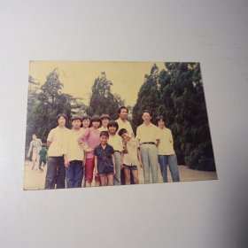 老照片–80年代十一人在公园合影（右三高个男子为梁东升）