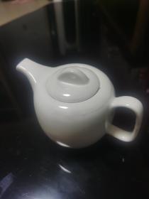 八九十年代大球泥白瓷茶壶一把，瓷质通透，造型精致。