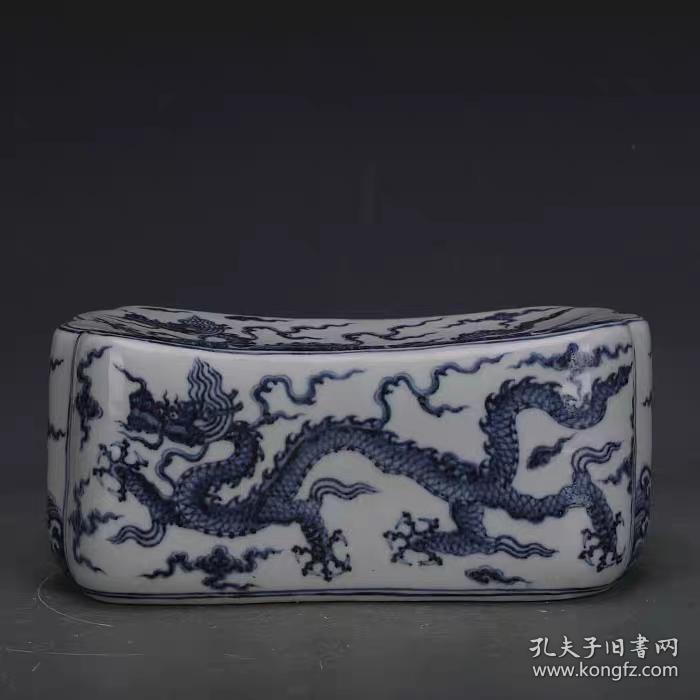 明青花手绘海水龙纹枕
