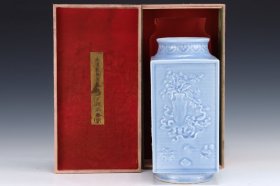 C112---旧藏大清乾隆天蓝釉四方琮式瓶