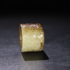旧藏 和田玉扳指，玉质细腻油润，包浆老道，，尺寸长 3.9厘米，宽 3厘米，内径 2.3厘米，重 65克！