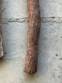 百年黄花梨老料，外表风化，花纹清晰，都是上等的原料，可扯珠子，可做雕件！