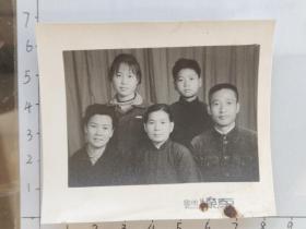 50年代一家人合影照片其中后排左一美女佩戴云南大学校徽(程少侠林(宁)佩珍相册)