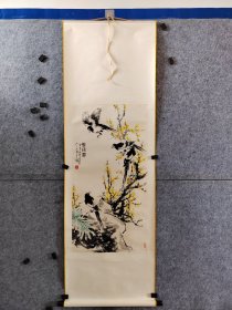 已故原中美协理事，中书协理事孙其峰老师花鸟老画轴，孙其峰，1920年1月生，男，汉族，山东招远人，国立北平艺专毕业。天津美术学院终身教授，文化部中国画研究院院部委员，中国美术家协会理事，中国书法家协会理事，西泠印社理事，享受国务院特殊贡献津贴专家，天津当代美术教育（高等美术教育和社会美术教育）的重要奠基人