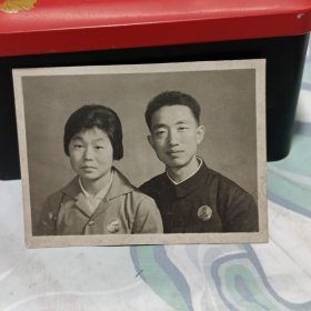 夫妻均佩毛主席像章老照片