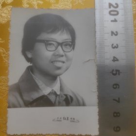老照片【女头像】上海红卫照相1974