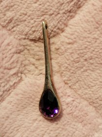孤品 vintage老首饰吊坠 珠宝紫色水晶 勺子吊坠 白铜和银混合金属 镶嵌的紫色钻石很闪，当然，不是真的天然钻石是人造钻石 工艺很好的，不是义乌那种廉价乌乌地没光泽的小商品，这种时间很多年了还是亮丽如新。做工精致考究。3.7厘米*0.8厘米。