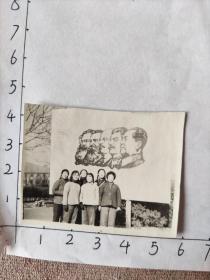 云南大学经济系老教授汤国辉相册:6位大辫子美女十分开心地和马克思、恩格斯、列宁、斯大林、毛主席的照片合影照片