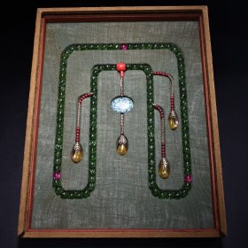 珍品旧藏收清代罕见极品绿碧玺朝珠
品相保存完好   配老抽拉盒
珠子直径1.4厘米