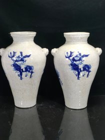元成宗大德五年制，青花开片鬼谷子下山图纹贯耳瓶一对，全品无残，品相完整，成色如图！