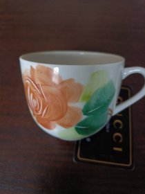民国唐山大师手绘簿胎瓷茶杯色彩鲜艳精美。杯直经75㎜高64㎜。