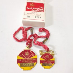 香港马会会员徽章。1993年至1994年。限量绝版。正品品牌。全新。工艺精细、美观大方、高贵豪华、收藏珍品。 徽章一大一小共两枚。