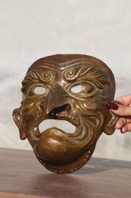 铜面具一个完整无缺品相如图，尺寸23/23公分