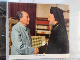 50-70年代老的的毛主席宣传画剪报图片正面“毛主席同马卡里奥斯总统握手”背面“1974年人民画报封面“好好学习天天向上””(买家注意，是图片，不是照片。)