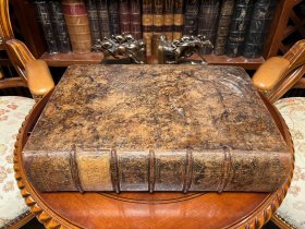 1779年的《圣经》法语版，厚牛皮装帧，带一幅当时罕见的彩色宽幅地图，定制手工棉纸印刷，带水印暗纹及字符串符号。超大开本，41.5 X 28 X 10 ，重近11斤。