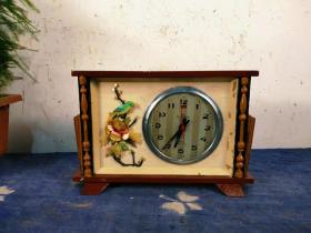 时期舵牌台式小钟表。带有贝壳镶嵌的花鸟。木质外壳。十分漂亮。走时正常。正常使用。