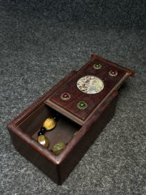 花梨木镶嵌螺钿首饰盒内珍藏高古玉手串 手串尺寸:直径15毫米 首饰盒尺寸:长宽高13.5/8/6厘米