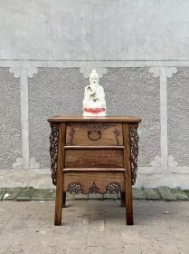 旧藏 【黄花梨 供桌】雕刻螭龙 福在眼前牙板，抽屉下为暗格，桌顶面与正面为 黄花梨材质，两侧与桌后、桌底为草花梨木，木质纹理清晰，全品牢固无松动、品相尺寸如图！