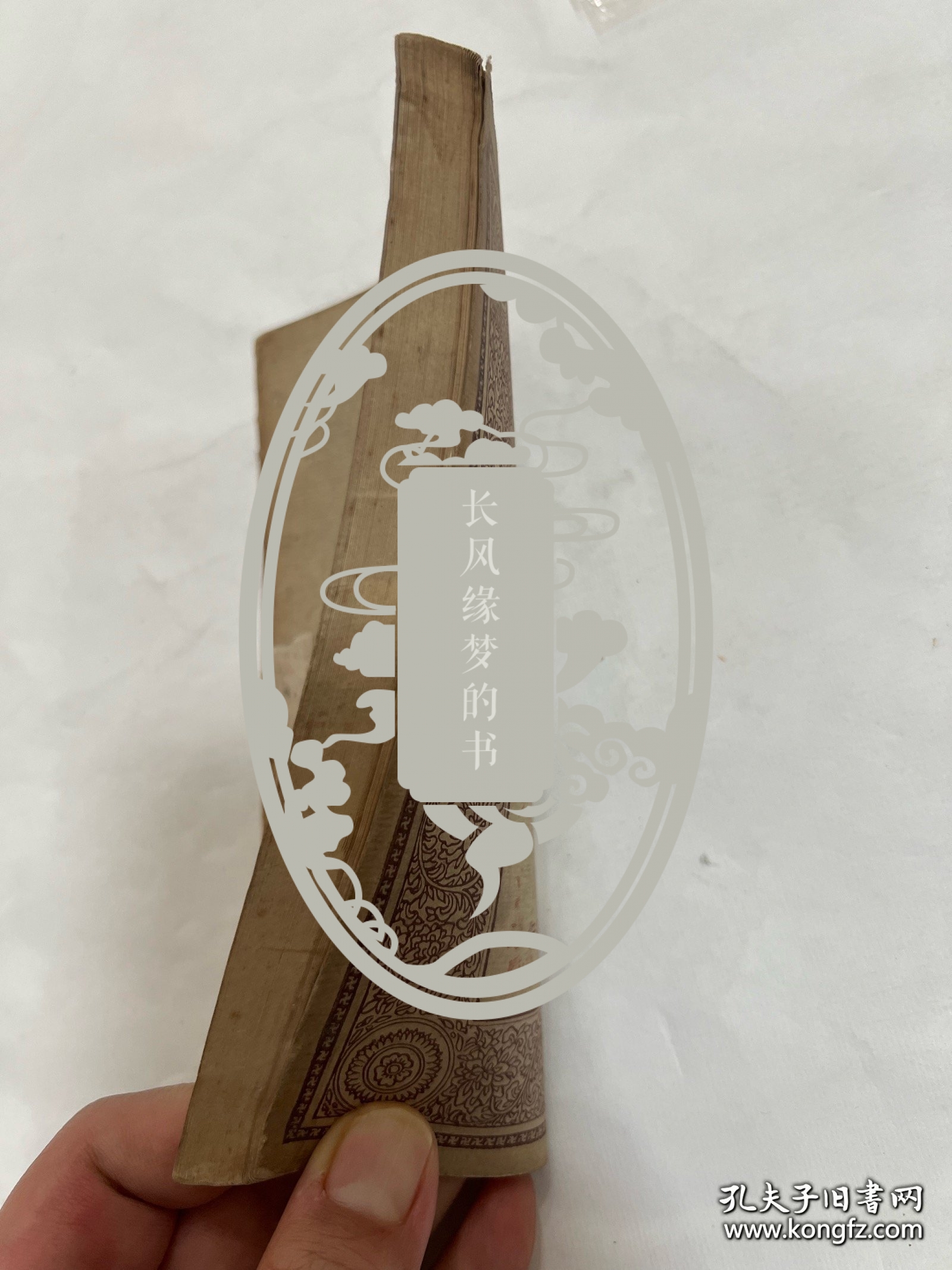 馆藏民国旧书-抗日名将—刘湘将军捐赠的书。印章是：国民革命军第七路总指挥、二十一军军长刘湘捐赠。民国时期四川省主席，陆军一级上将，刘湘病逝后，国民政府为其举行国葬，仪式以国家最高礼节进行，表彰其在抗战中的领导作用。他的遗言“敌军一日不退出国境，川军则一日誓不还乡”被广泛传播，成为激励川军将士坚持抗战的精神支柱，推动了全国抗日统一战线的巩固‌。