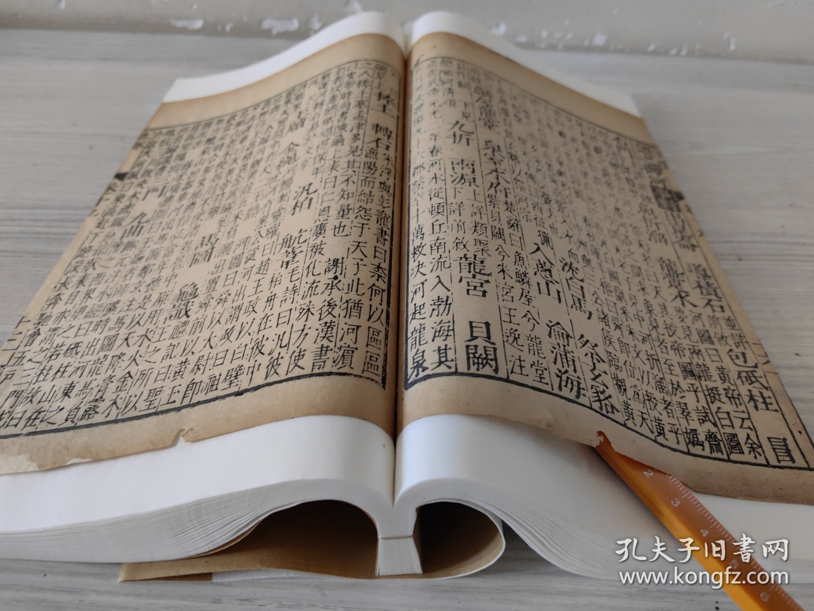 明本重漏！明万历三十一年东吴俞氏精刻本唐类函卷十九，一册全。 金镶玉装帧。 全网罕见的明本古籍。 明代俞安期辑。超大开本，尺寸如图