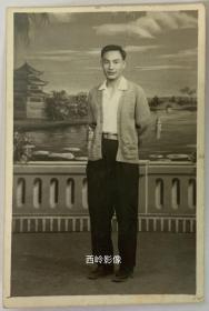 【老照片】1961年英俊男子照一张（照相馆摄影，有背题）