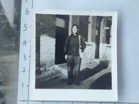60-70年代粗辫子美女背包照片