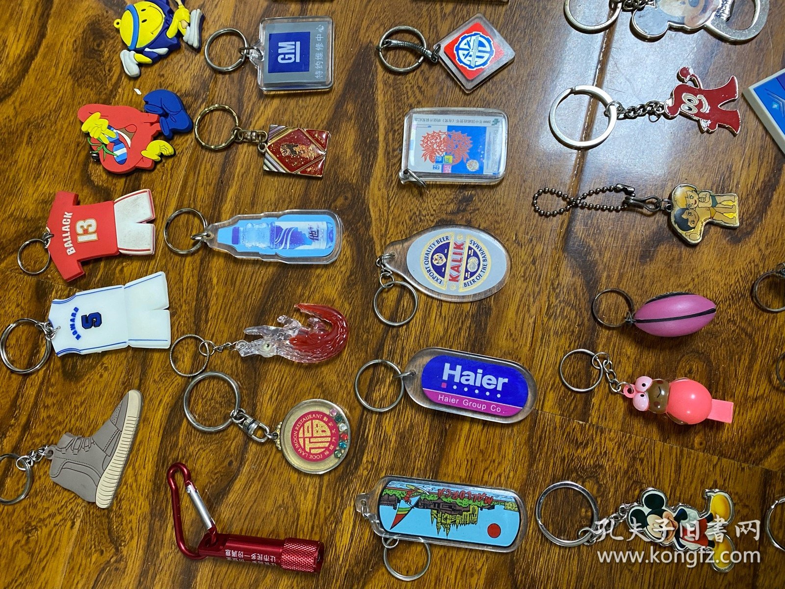 各种老款 绝版 钥匙链 钥匙扣 这些东西 都是 自己一个 一个 花费时间 去各种地方找到的 各种凑出来的 10-18元 买五个包邮 相当于买四赠一。