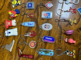 各种老款 绝版 钥匙链 钥匙扣 这些东西 都是 自己一个 一个 花费时间 去各种地方找到的 各种凑出来的 10-18元 买五个包邮 相当于买四赠一。