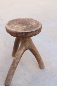 随形腿凳，做工简洁，枣红皮克包浆，完整正常使用，尺寸如图