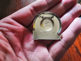 齐铁分局第三次积代会异形章,银色头像,深红帽徽漆亮光面,下方为银色舰艇、炮台及《毛泽东选集》组成的图案;背文:忠.齐铁分局第三次积代会。4厘米