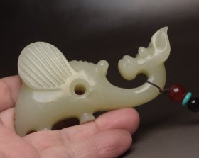 和田玉龙勾 规格: 9.3×5.0×2.1厘米，重 118克。 玉质温润细腻，沁色自然，刀功老道，皮壳包浆一流，雕刻生动，线条流畅，品相完美！