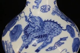 瓷器，青花麒麟纹赏瓶。，
高35厘米 宽23.5厘米
编号3560k124065。