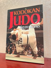 《Judo讲道馆柔道》英文原版。作者大名鼎鼎，日本柔道之父，嘉纳治五郎（封面名字 Jigoro Kano ）。全书263页。2000幅图，大16开页。品相很好，干净整洁，内页几乎全新，从没翻看过。本书不退，不换，不议价，所见就是所得。