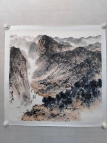 保真书画，广东名家，陈天四尺斗方山水《云山烟树》一幅，69×70cm托片，陈天，别署一大。1970年生于广东，毕业于日本福岡教育大学，美术学硕士。中国美术家协会会员、广东书法家协会会员，现任职于广东工业大学艺术设计学院。曾多次在中国各地、美国、澳大利亚、日本、韩国、新加坡、马莱西亚等国家地区举办个展。出版有《陈天画集》、《陈天书法集》等个人画集十几种。