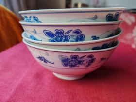 4个合售：湖南石湾青花碗，七八十年代，口
径15.8cm，高6.7cm，其中2个有小缺口